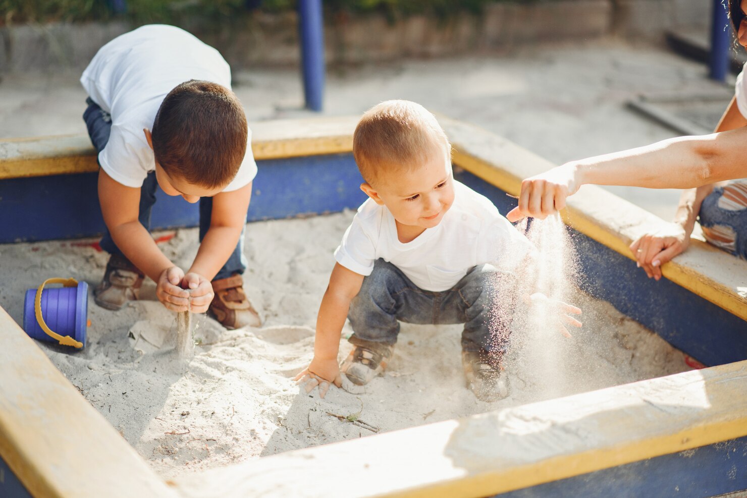 copii ce se joacă în nisip